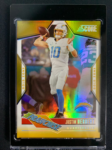 2023 PANINI SCORE FOOTBALL #19 LOS ANGELES CHARGERS - JUSTIN HERBERT "THE FRANCHISE" GOLD INSERT NUMBERED 43/50