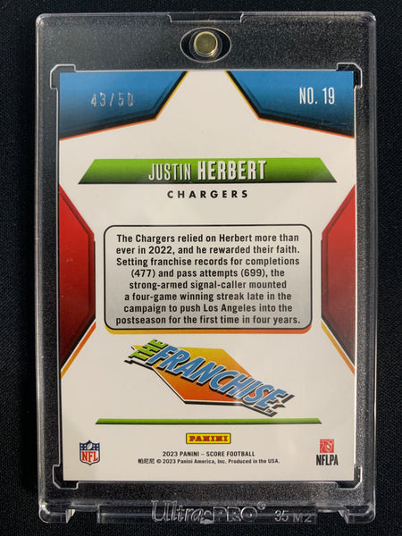 2023 PANINI SCORE FOOTBALL #19 LOS ANGELES CHARGERS - JUSTIN HERBERT "THE FRANCHISE" GOLD INSERT NUMBERED 43/50