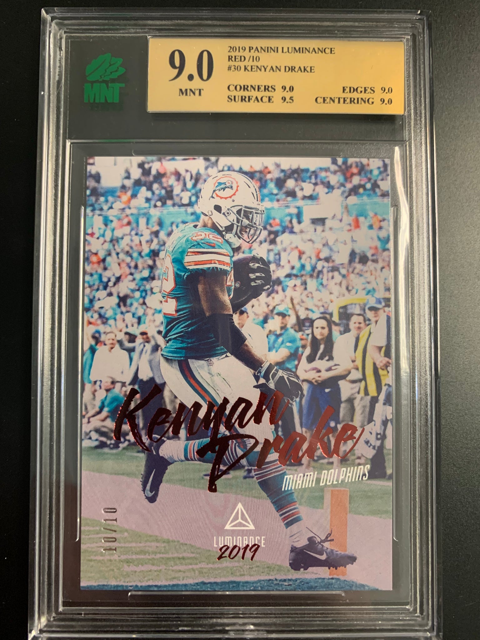 2019 PANINI LUMINANCE FOOTBALL #30 MIAMI DOLPHINS - KENYAN DRAKE RED NUMBERED 10/10 GRADED MNT 9.0 MINT