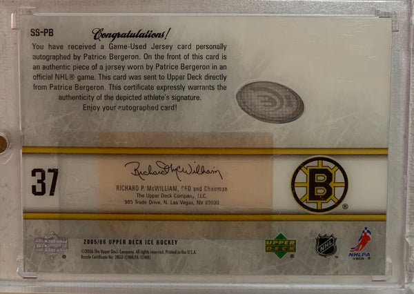 2005-06 UPPER DECK ICE HOCKEY #SS-PB BOSTON BRUINS - PATRICE BERGERON SIGNATURE SWATCHES AUTO CARD RAW