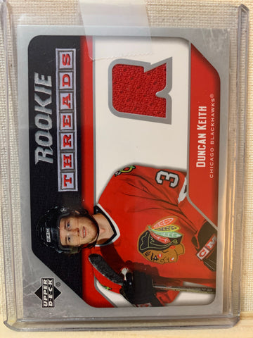 2005-06 UPPER DECK HOCKEY #RT-DK CHICAGO BLACKHAWKS - DUNCAN KEITH ROOKIE THREADS CARD RAW