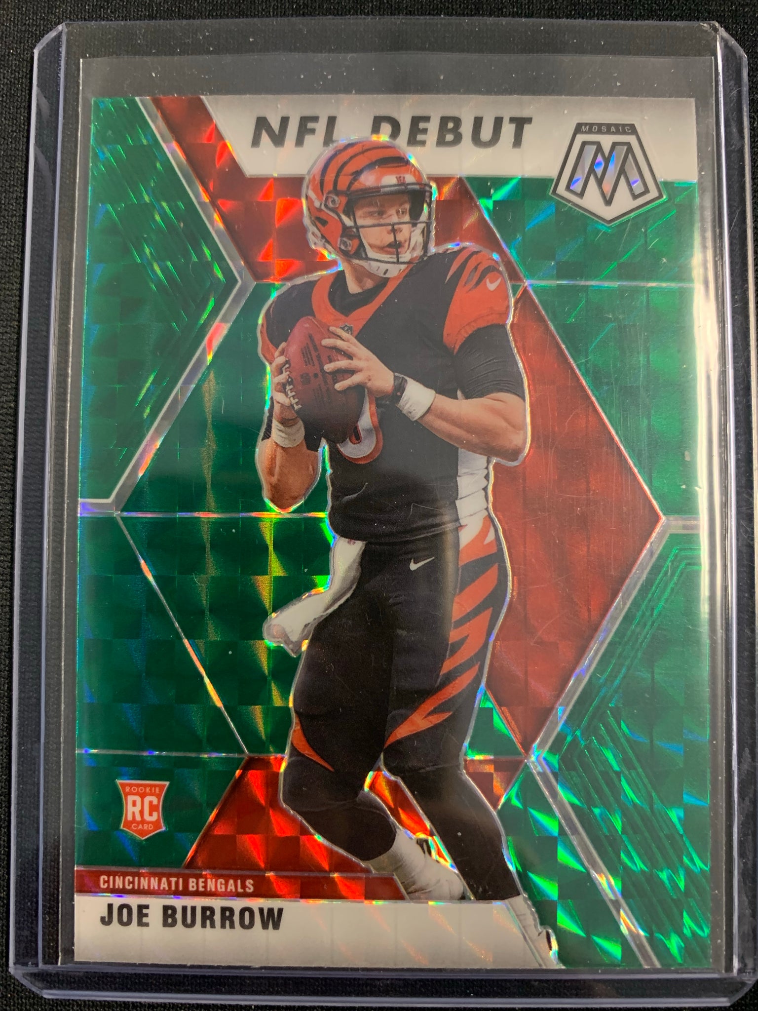 2020 PANINI MOSAIC FOOTBALL #261 CINCINNATI BENGALS - JOE BURROW MOSAIC GREEN NFL DEBUT ROOKIE CARD