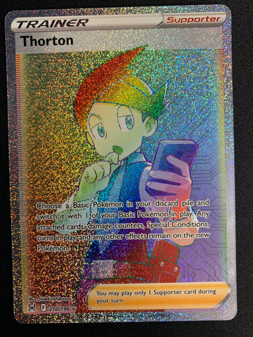 2022 POKEMON LOST ORIGIN TRAINER THORTON FULL ART RAINBOW RARE #210/196 - PACK FRESH !