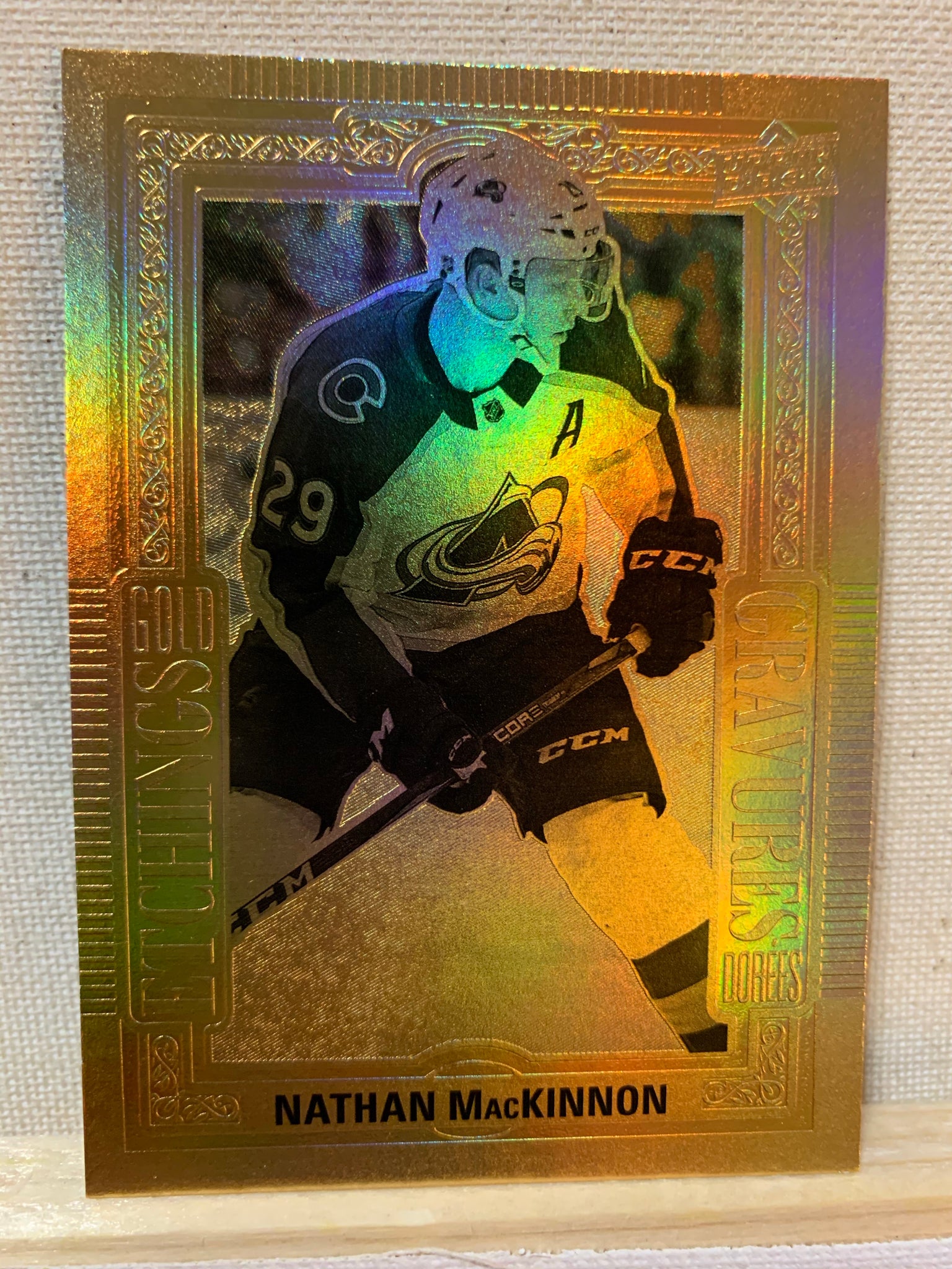 2018-19 TIM HORTONS HOCKEY #GE-9 COLORADO AVALANCHE - GOLD ETCHINGS NATHAN MACKINNON CARD RAW