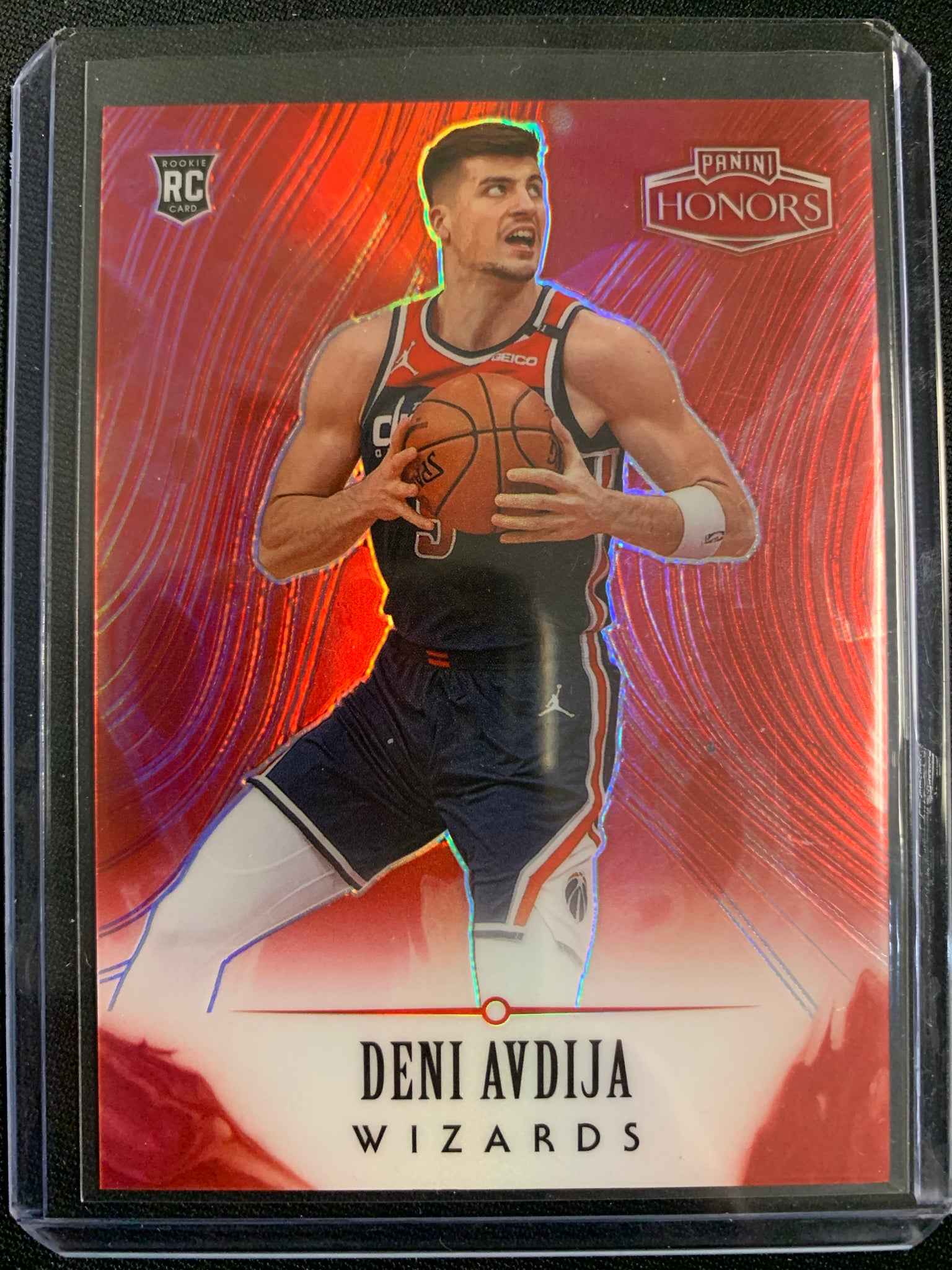 2020-2021 PANINI CHRONICLES NBA BASKETBALL #584 WASHINGTON WIZARDS - DENI AVDIJA PANINI HONORS RED PARALLEL ROOKIE CARD NUMBERED 055/149